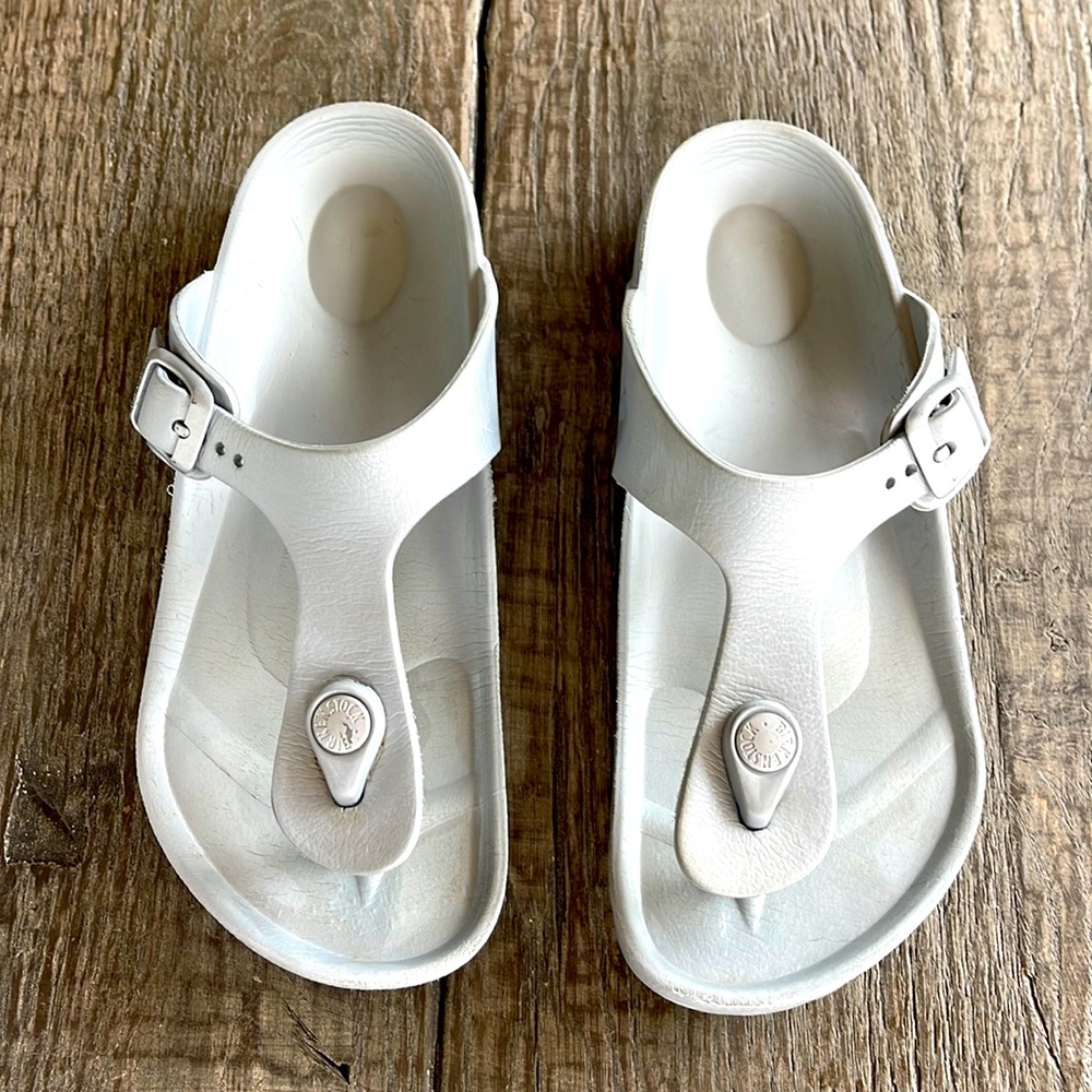 Used Birkenstock Essentials Gizeh in Silver, Size 34